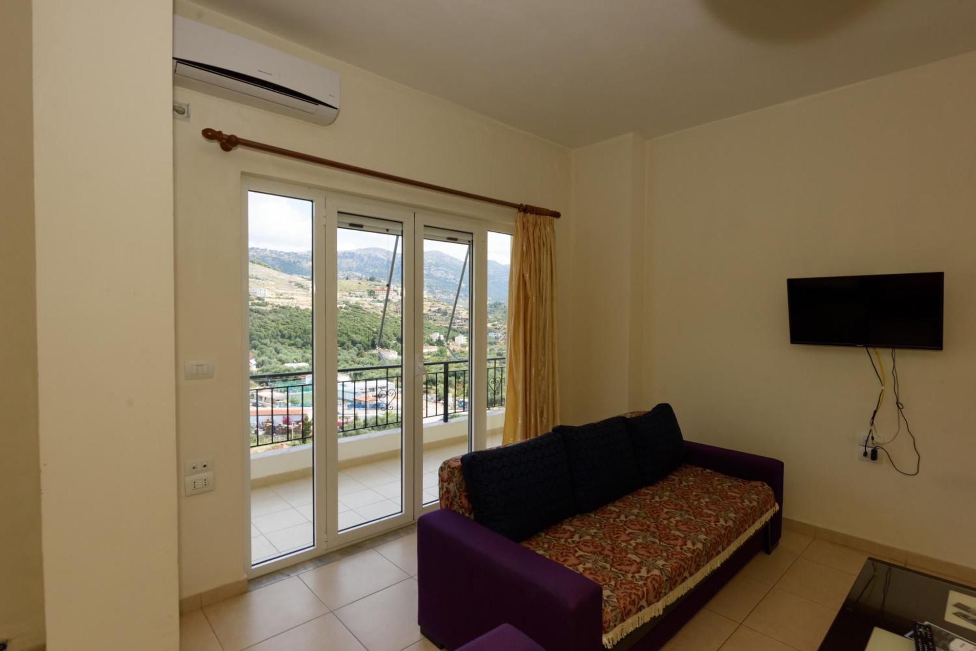 Vasili'S Family Apartments Himarë Dış mekan fotoğraf