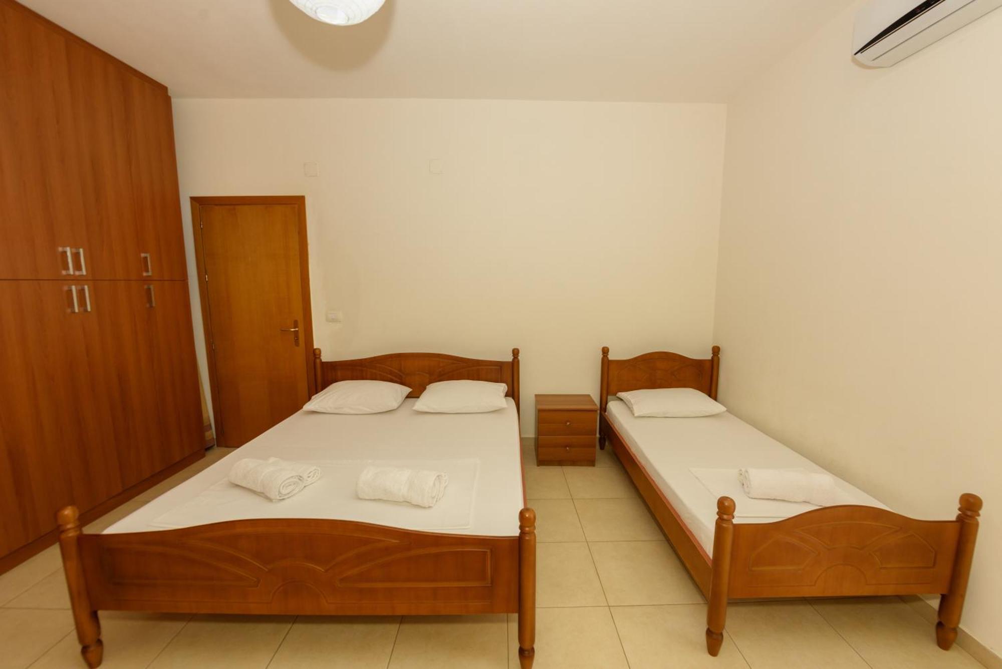 Vasili'S Family Apartments Himarë Dış mekan fotoğraf