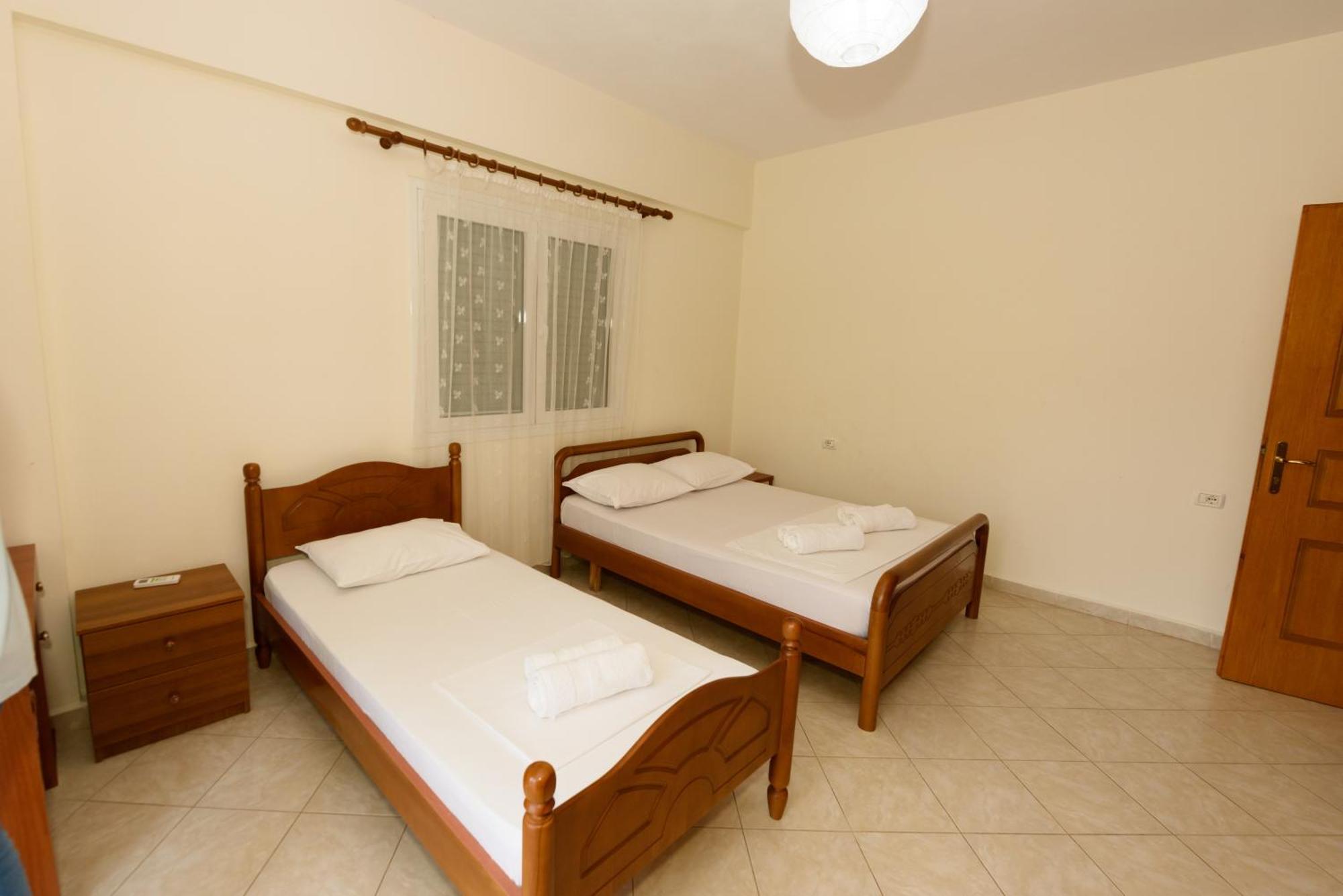 Vasili'S Family Apartments Himarë Dış mekan fotoğraf