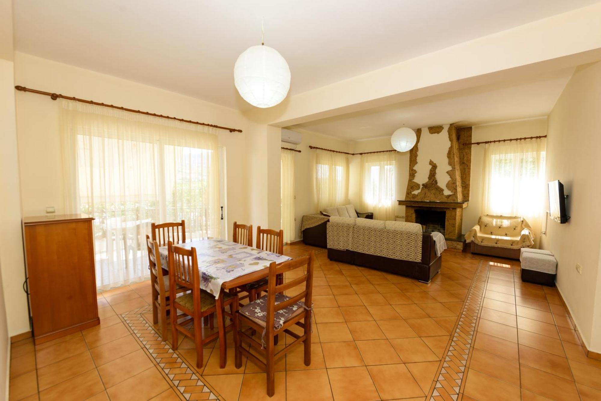 Vasili'S Family Apartments Himarë Dış mekan fotoğraf