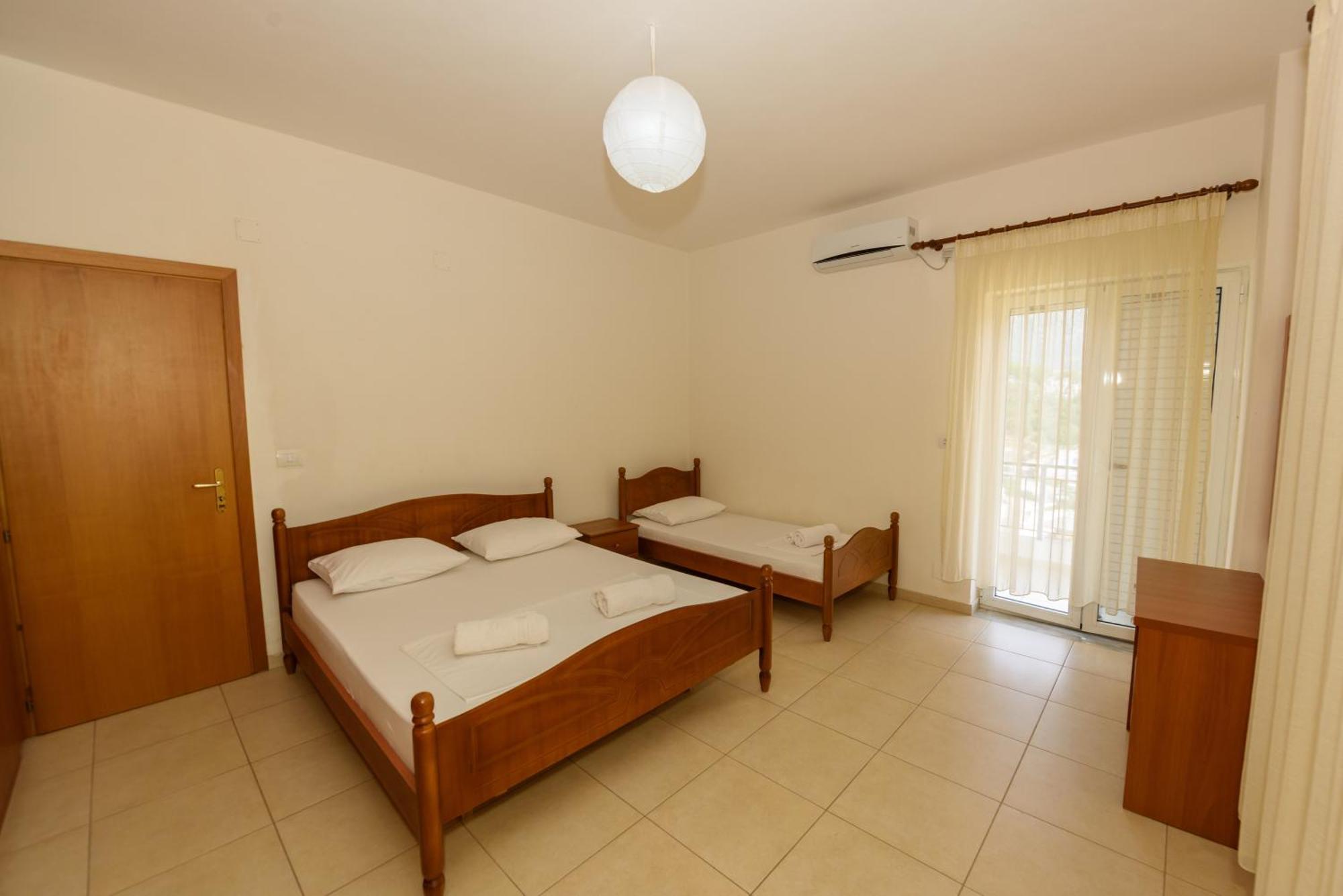 Vasili'S Family Apartments Himarë Dış mekan fotoğraf