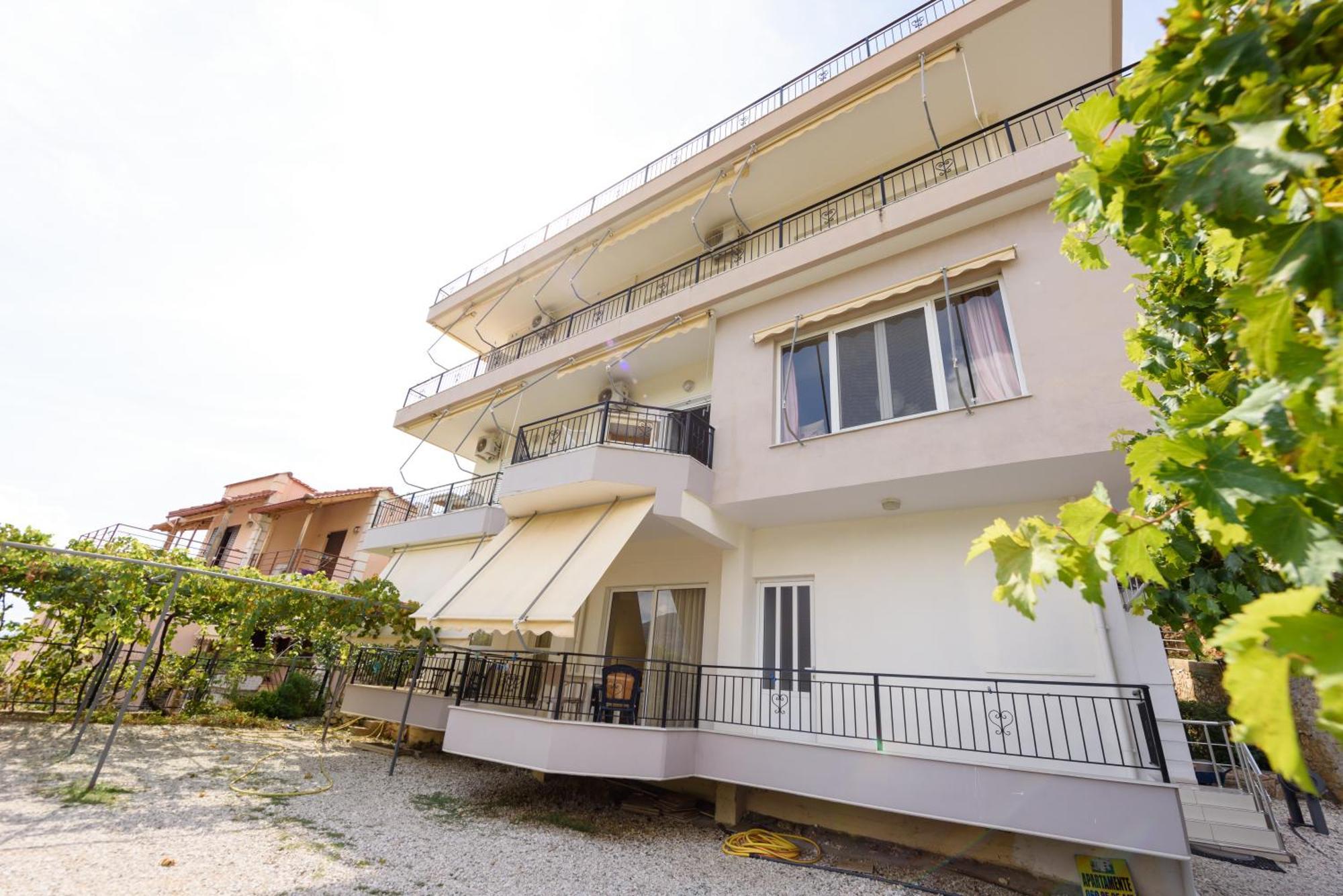 Vasili'S Family Apartments Himarë Dış mekan fotoğraf