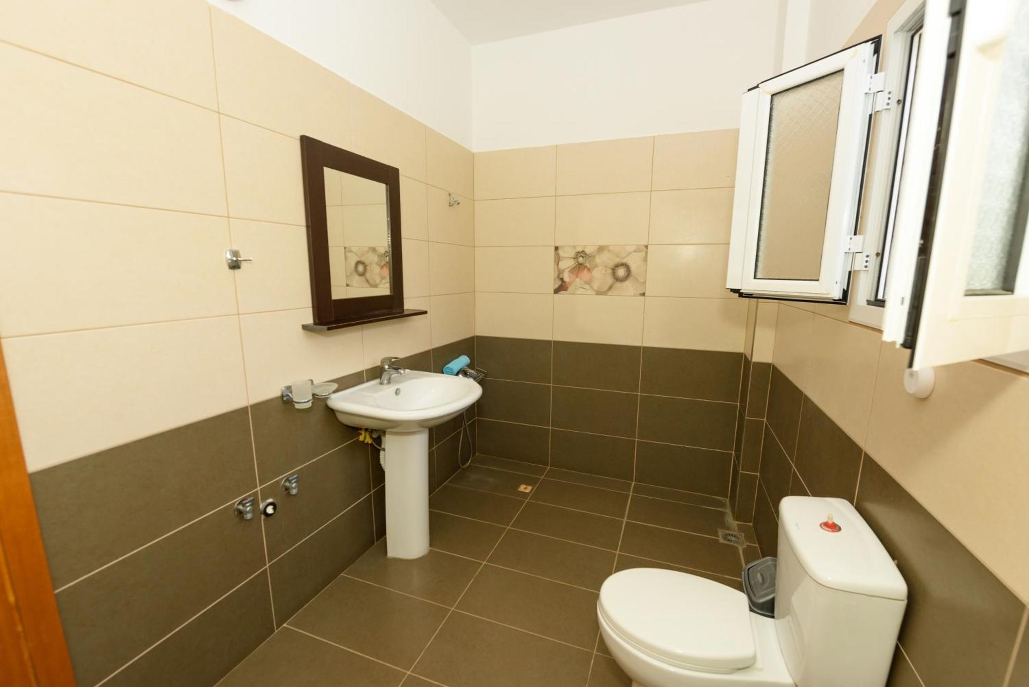 Vasili'S Family Apartments Himarë Dış mekan fotoğraf