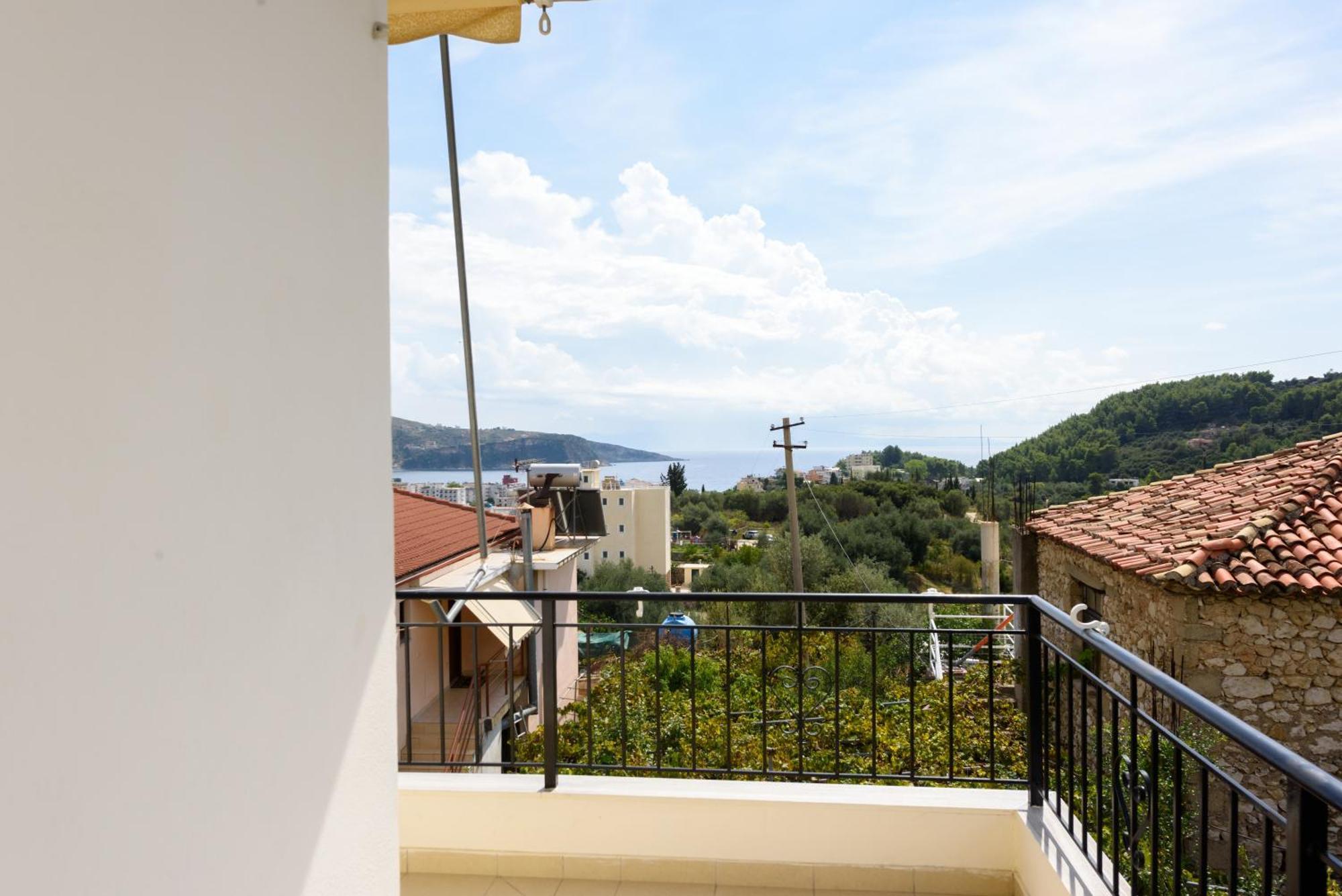 Vasili'S Family Apartments Himarë Dış mekan fotoğraf